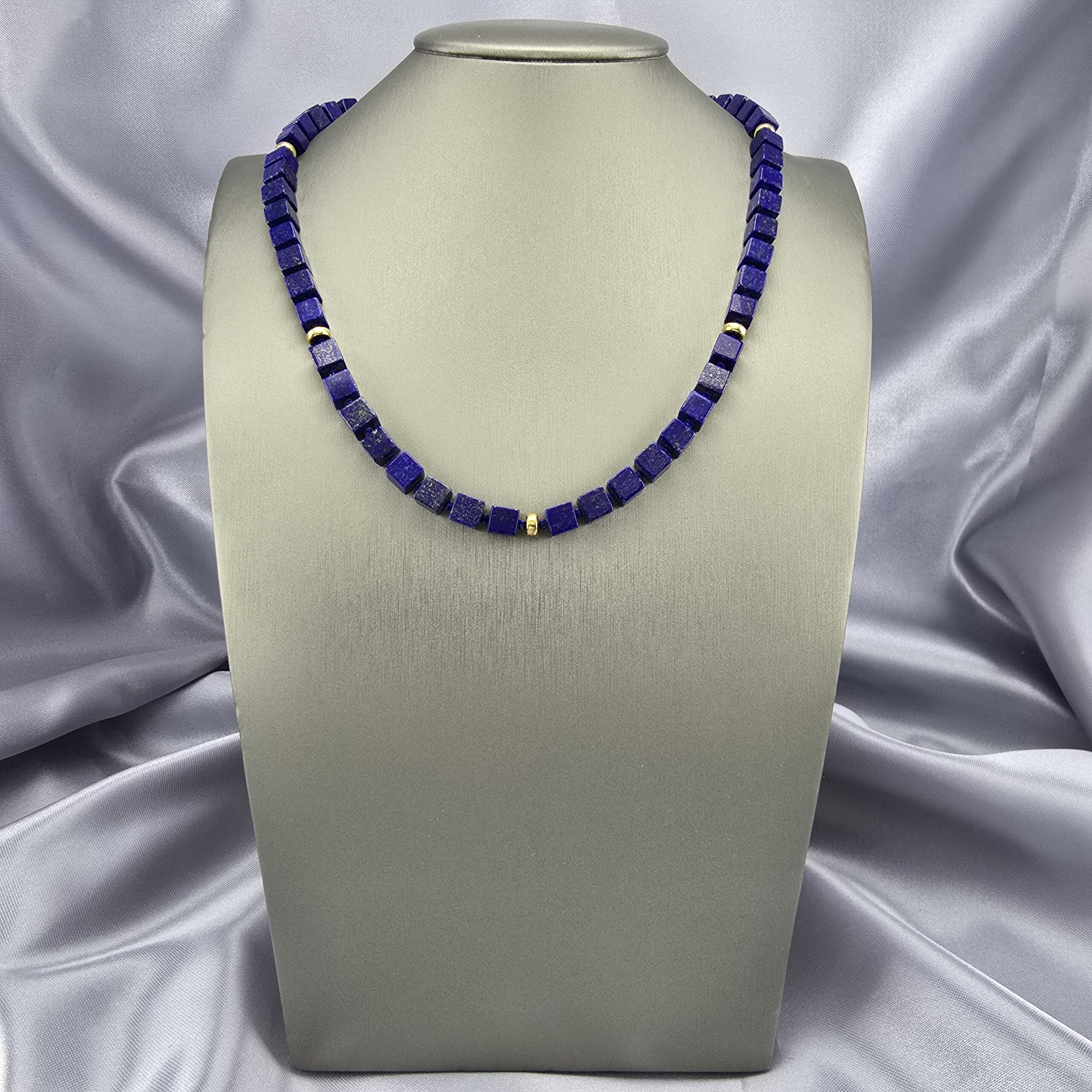 Collar de Oro 18K con Cubos de Lapislázuli