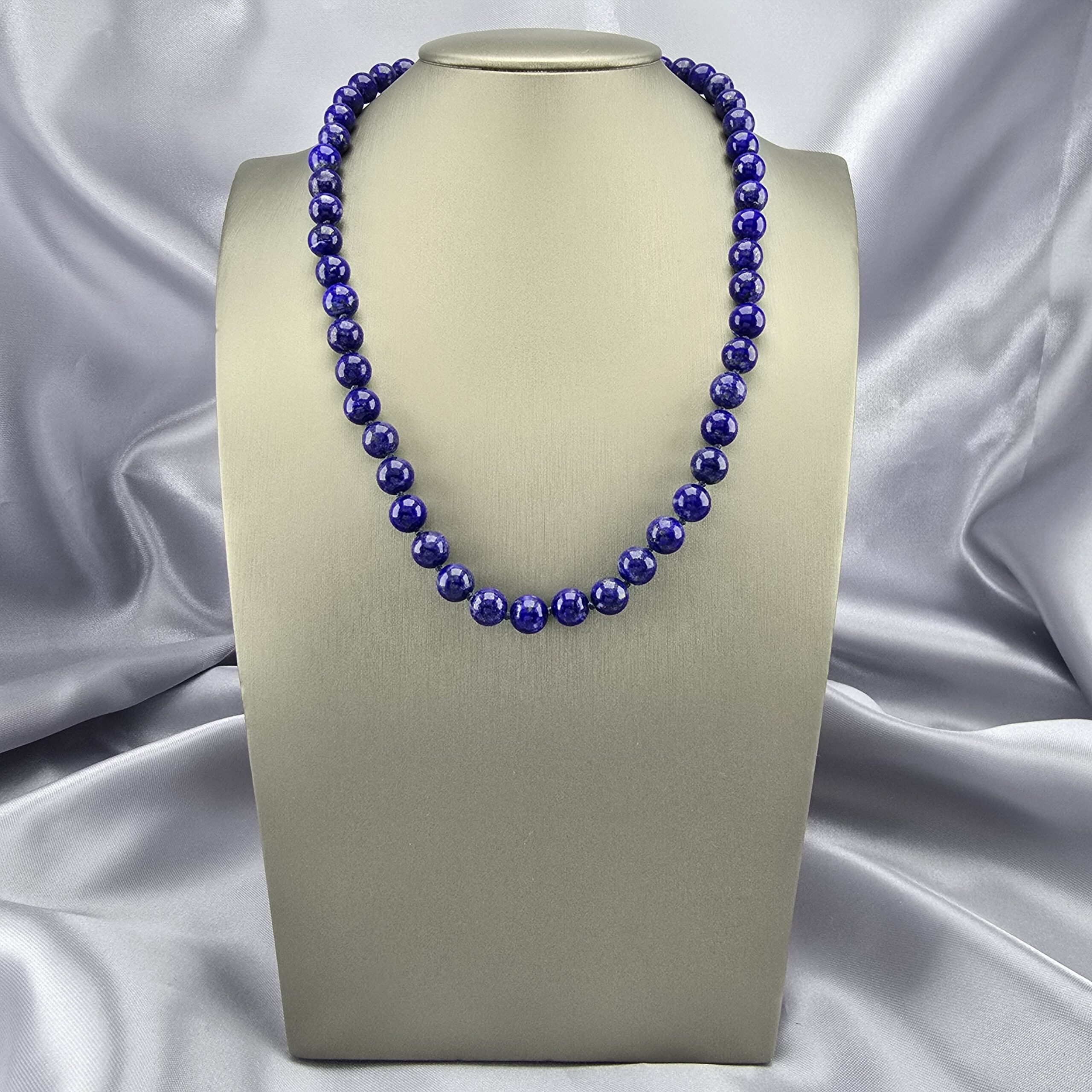 Collar de Bolitas de Lapislázuli con Broche de Timón