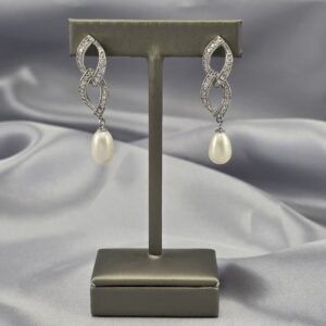 Aros Enlazados – Plata Rodinada, Perla Blanca y Circones
