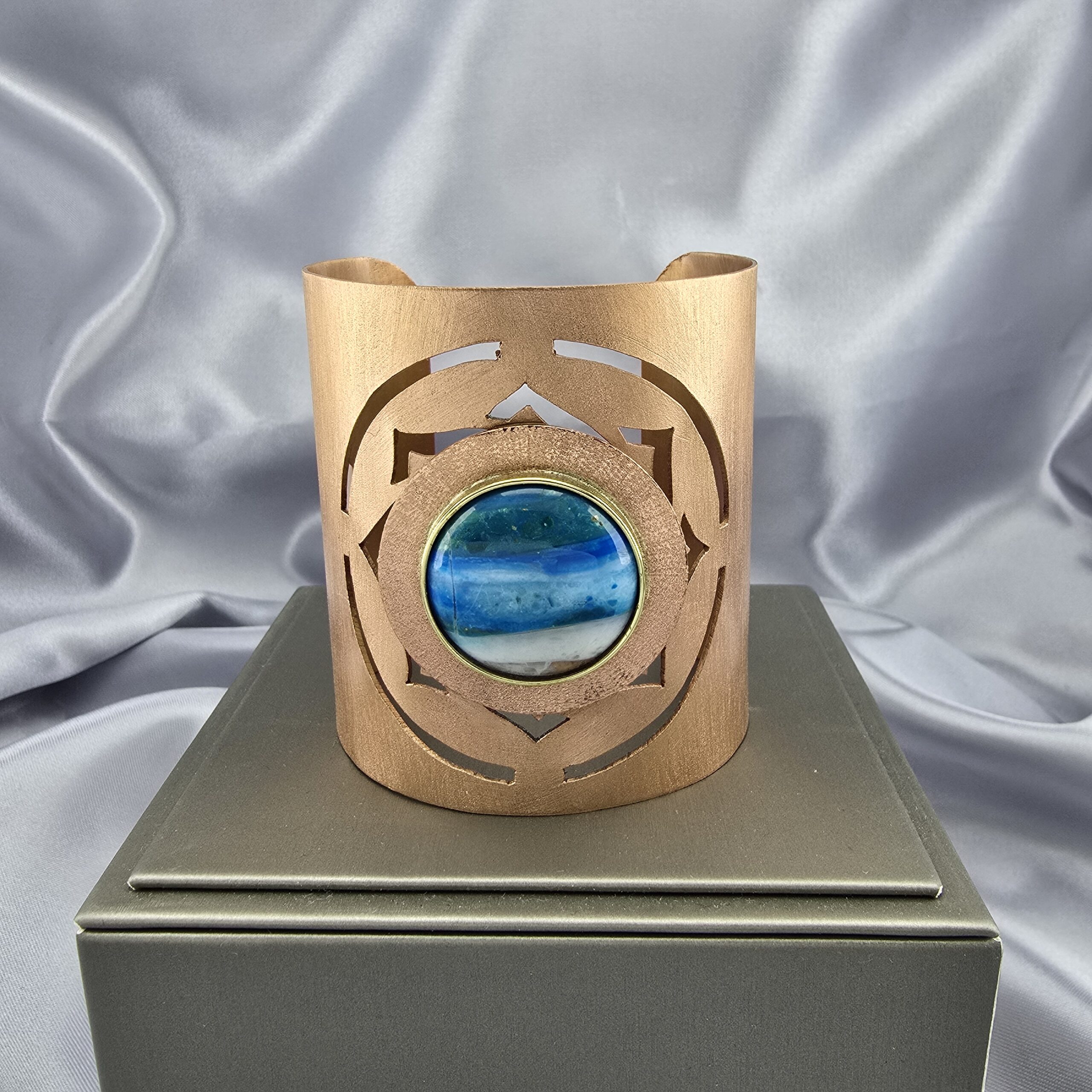 Brazalete Calado Cobre con Ópalo Azul