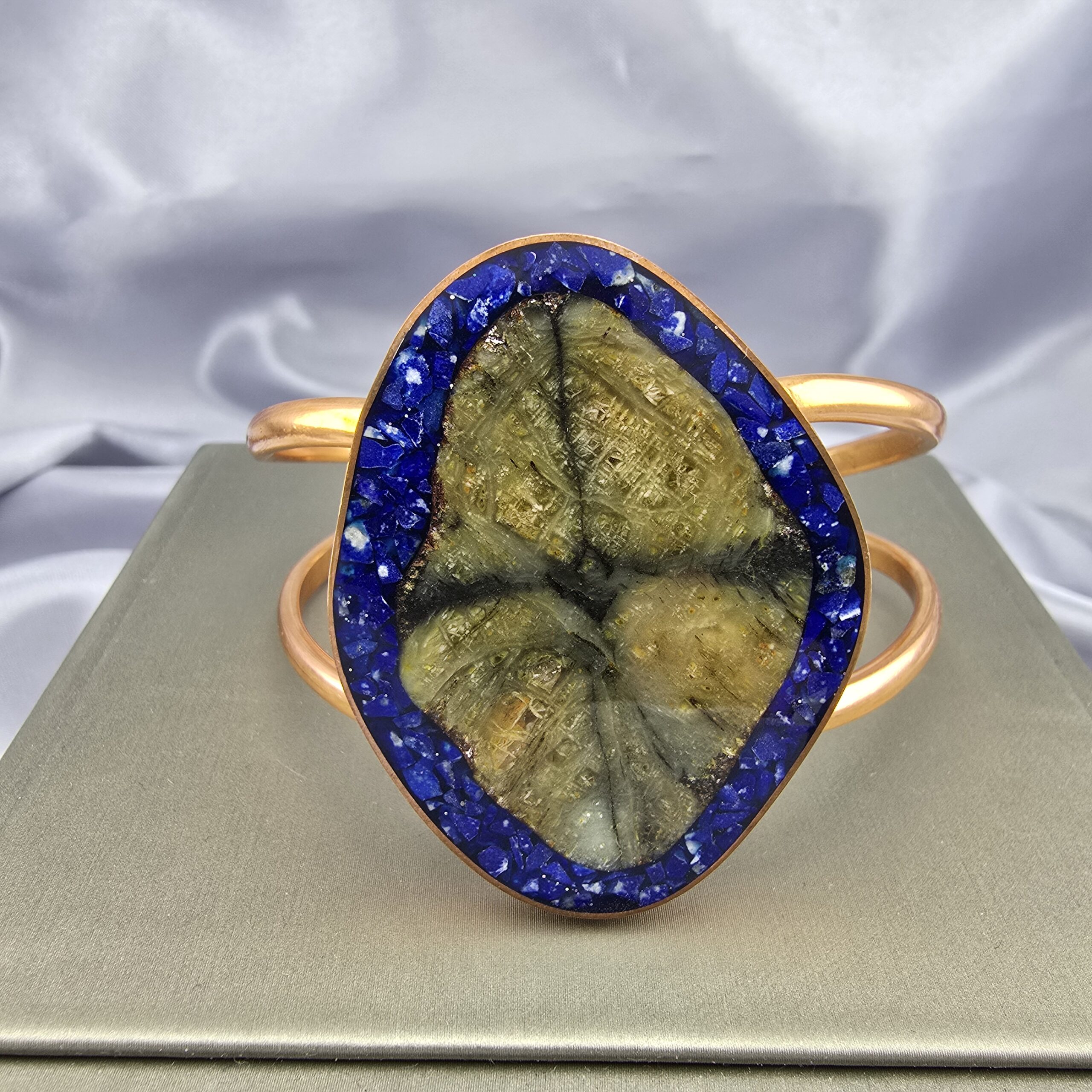 Esclava de Cobre con Piedra Cruz y Mosaico Lapislázuli