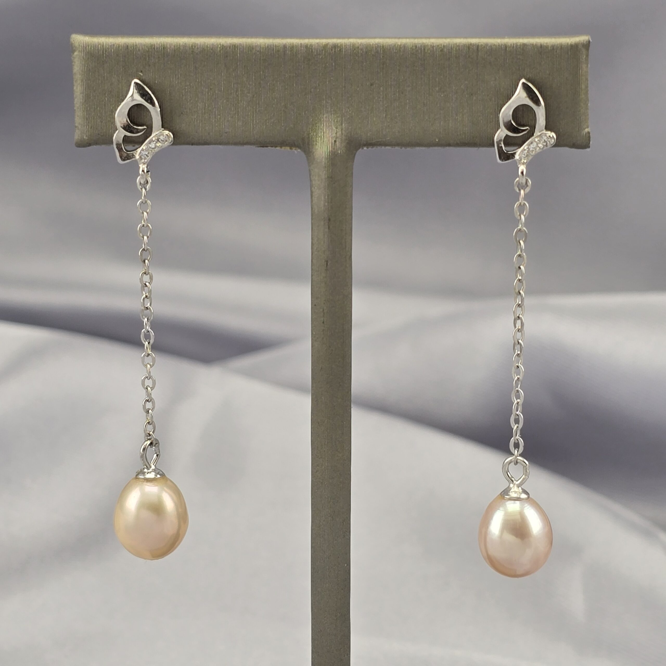 Aros Colgantes Mariposa – Plata Rodinada y Perla Rosada - Imagen 2