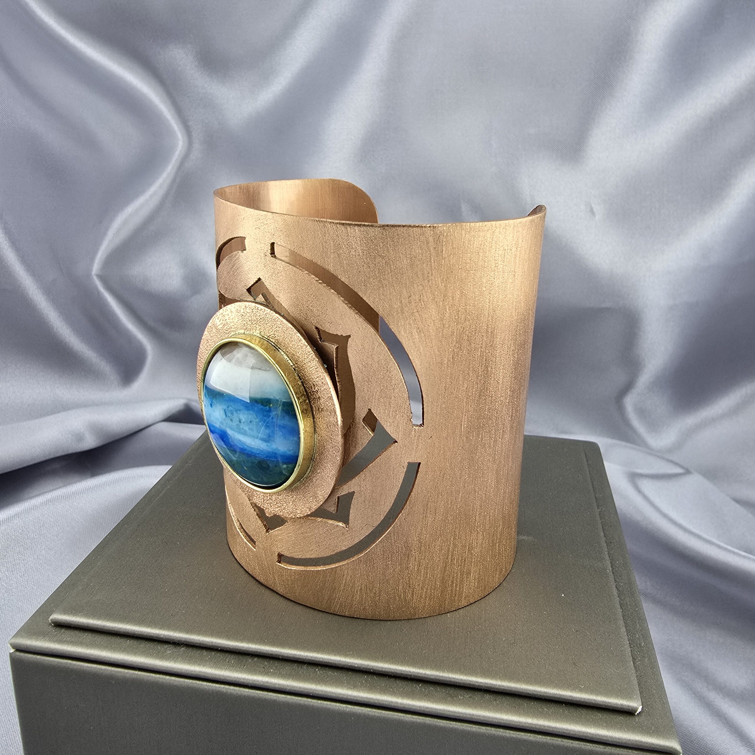 Brazalete Calado Cobre con Ópalo Azul - Imagen 2