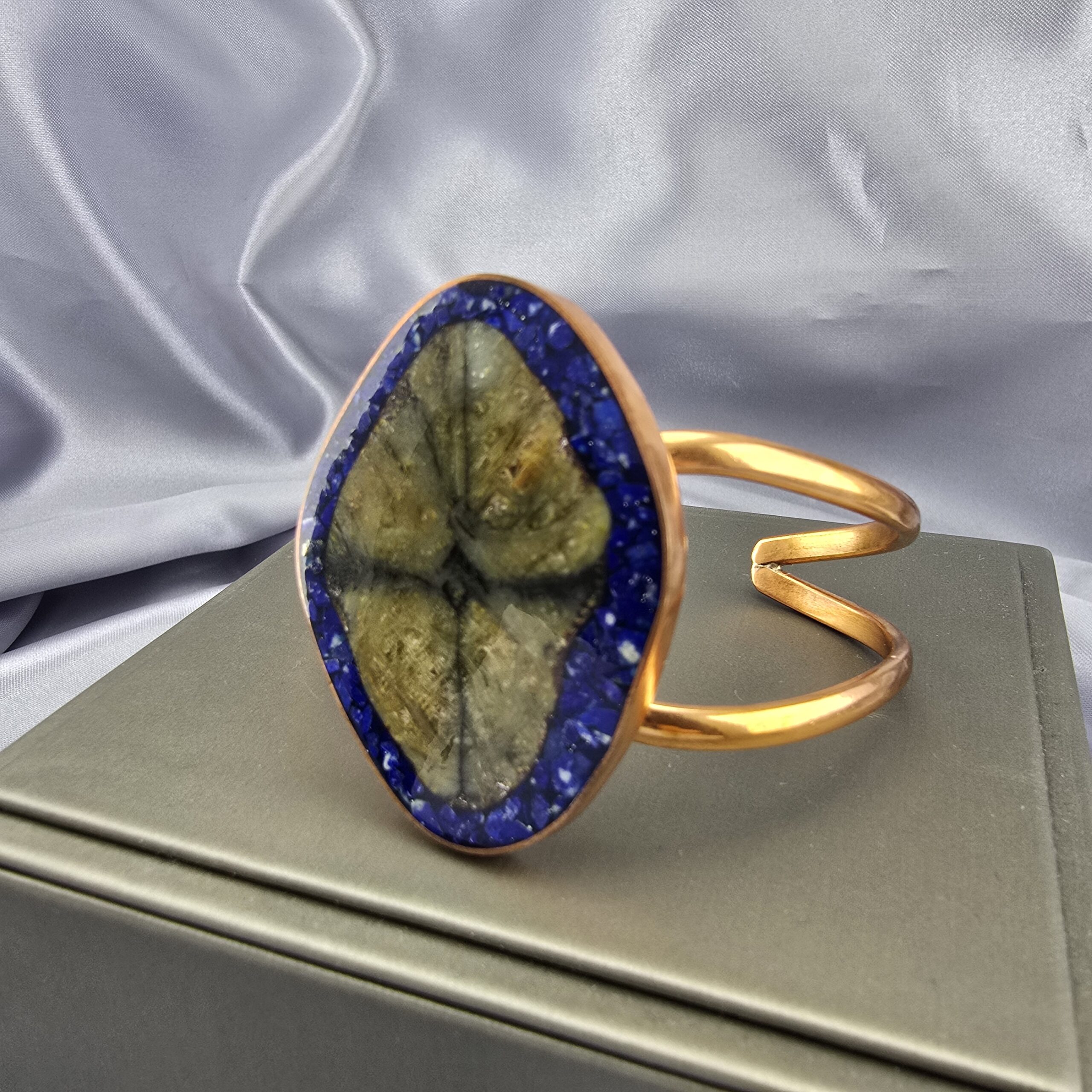 Esclava de Cobre con Piedra Cruz y Mosaico Lapislázuli - Imagen 4