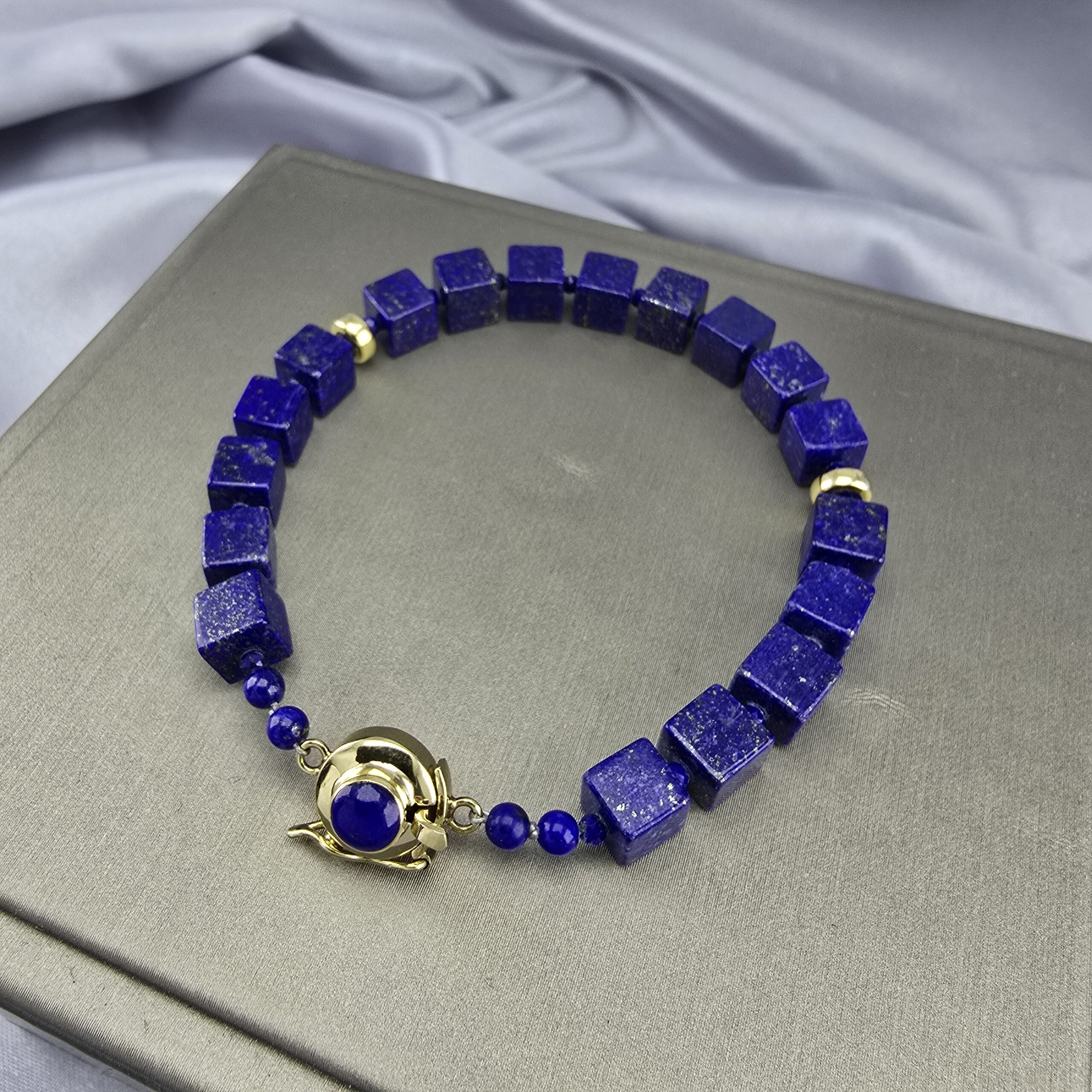 Pulsera Cubos – Oro 18K y Lapislázuli