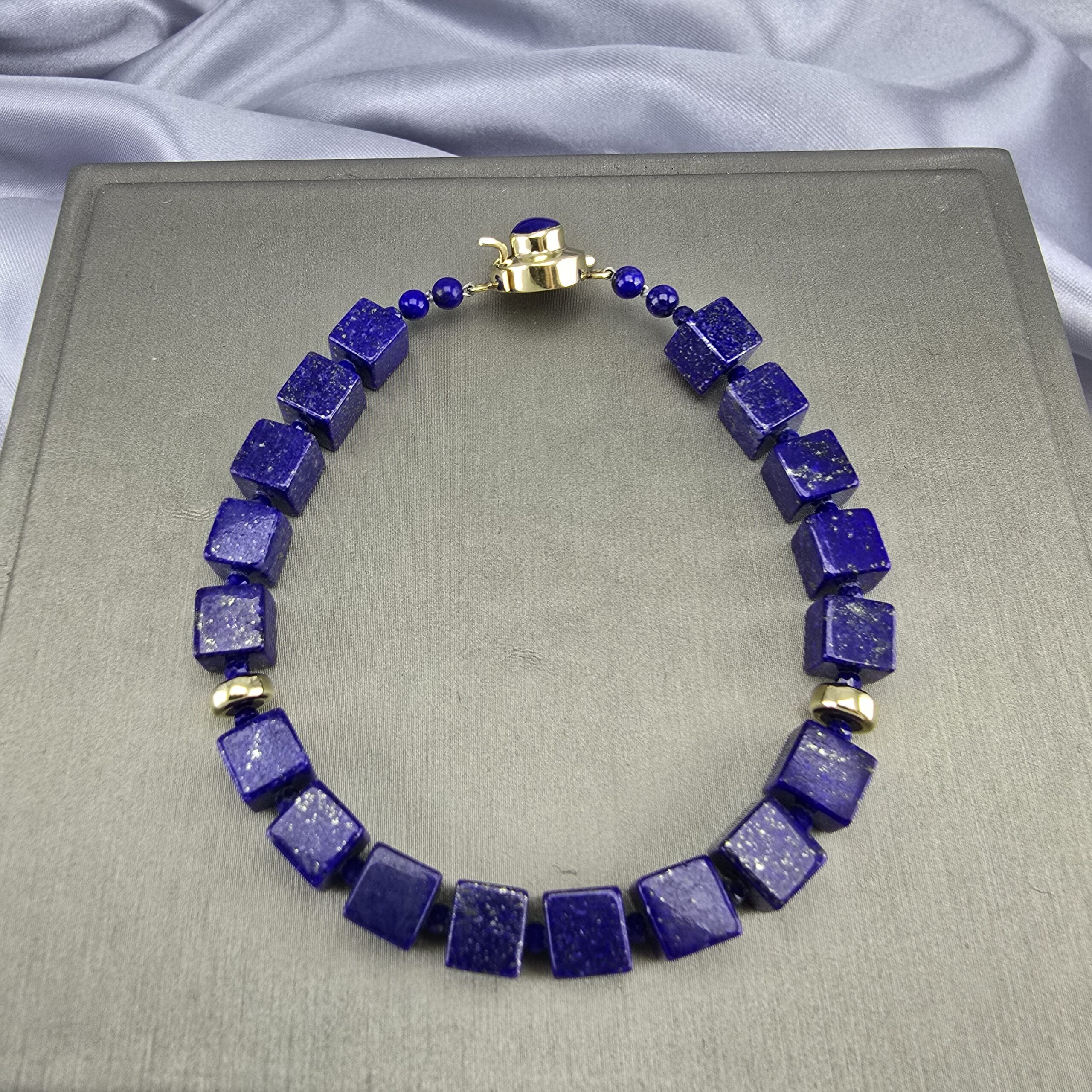 Pulsera Cubos – Oro 18K y Lapislázuli - Imagen 3