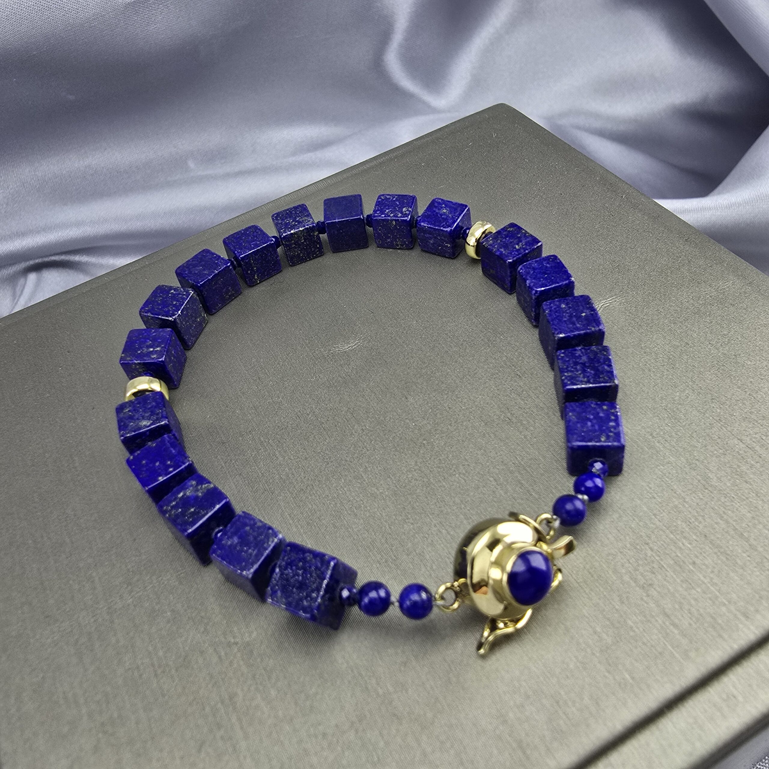 Pulsera Cubos – Oro 18K y Lapislázuli - Imagen 2