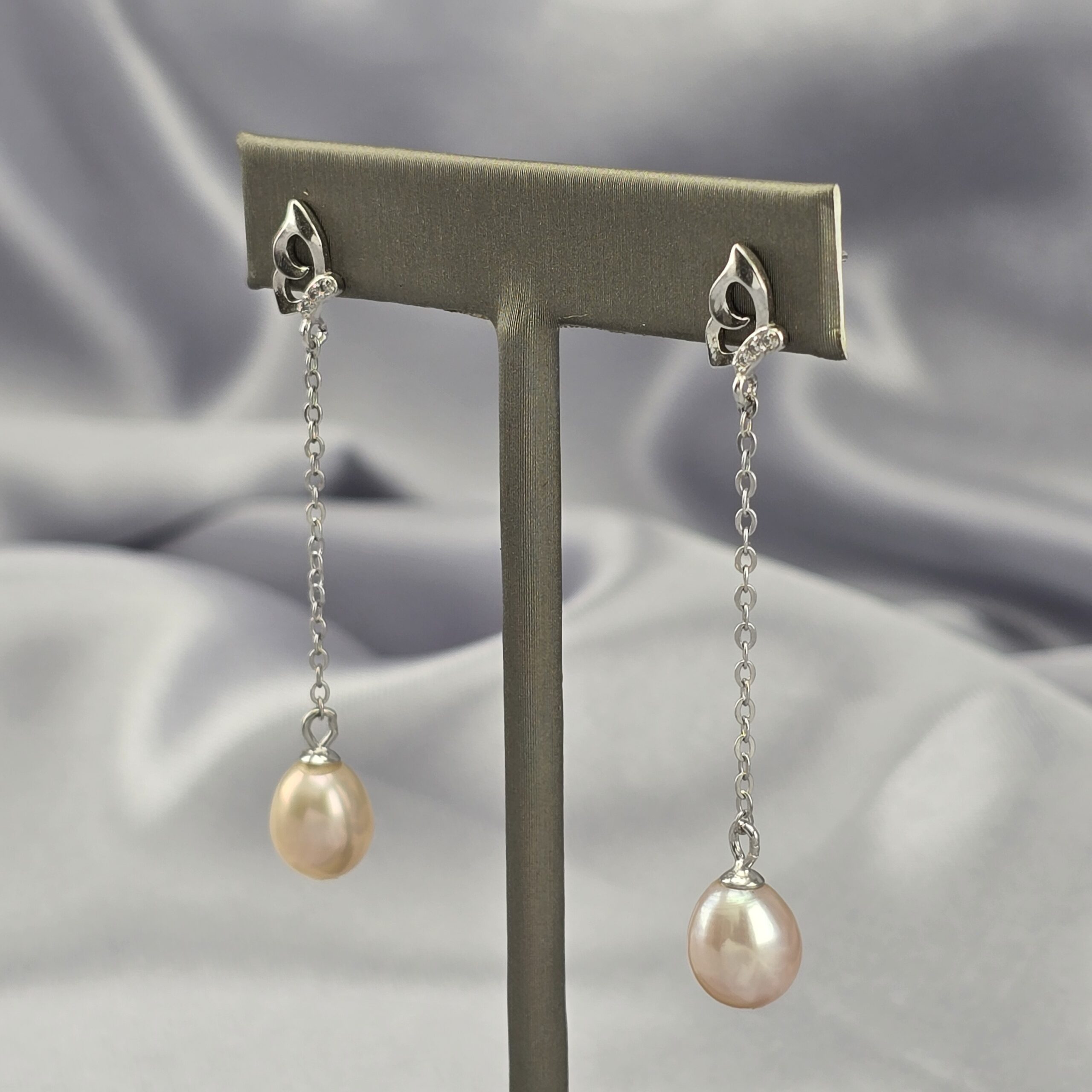 Aros Colgantes Mariposa – Plata Rodinada y Perla Rosada - Imagen 3