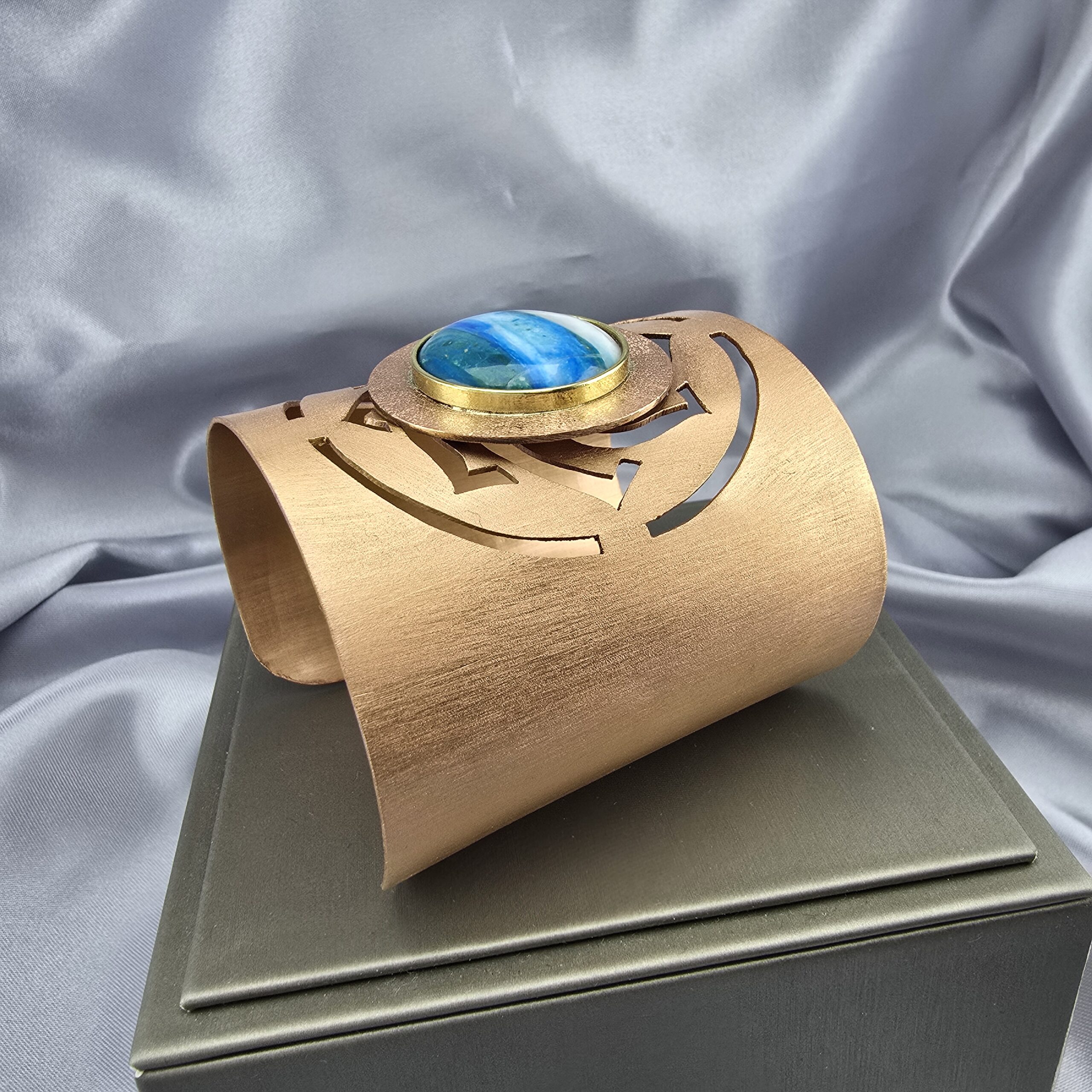 Brazalete Calado Cobre con Ópalo Azul - Imagen 3