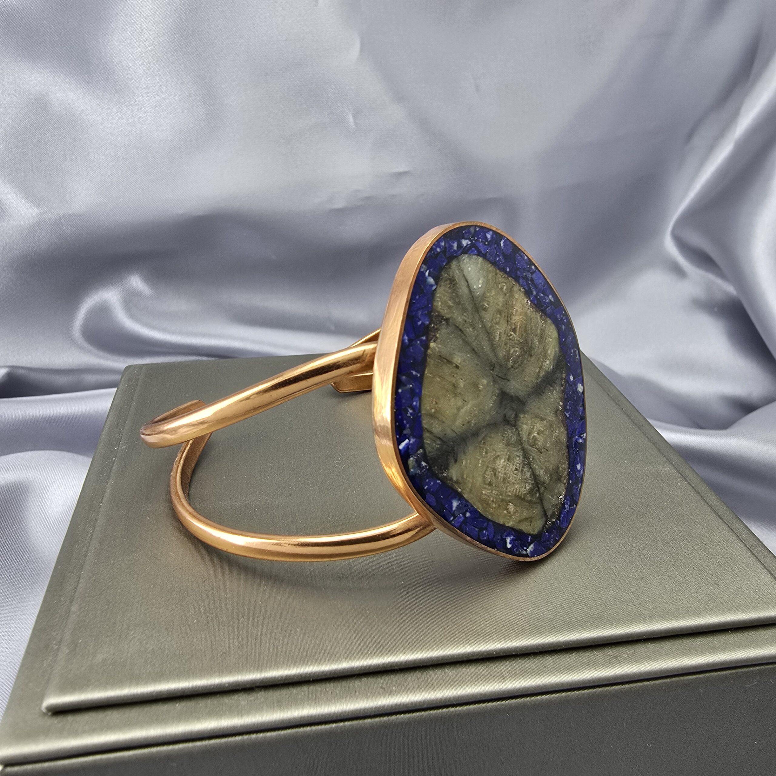 Esclava de Cobre con Piedra Cruz y Mosaico Lapislázuli - Imagen 3