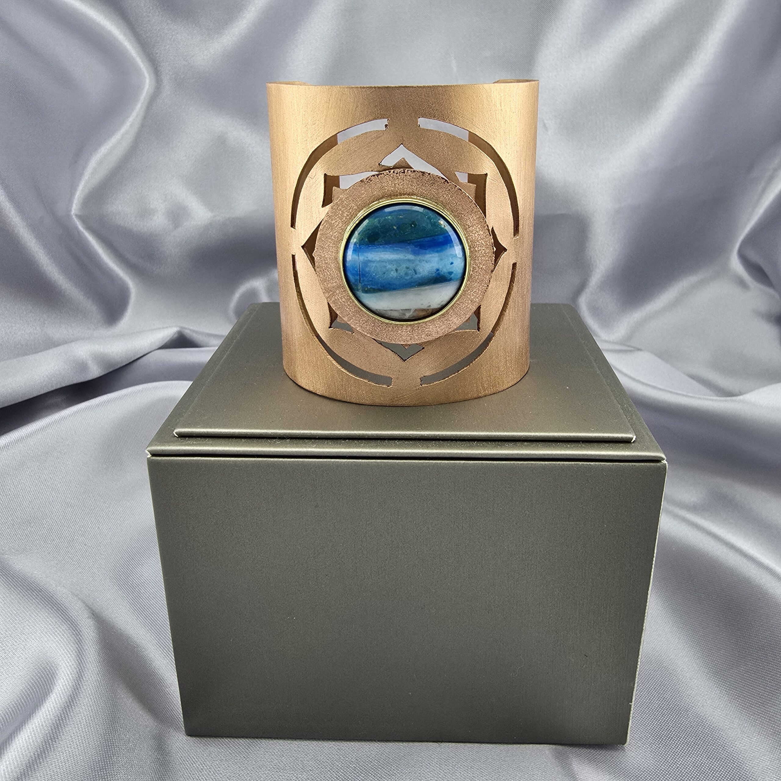 Brazalete Calado Cobre con Ópalo Azul - Imagen 4