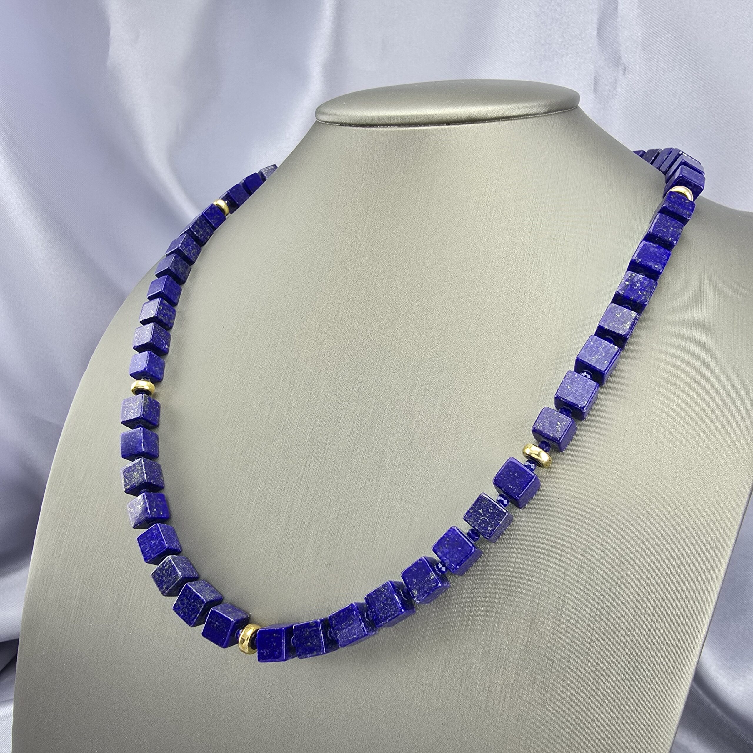 Collar de Oro 18K con Cubos de Lapislázuli - Imagen 2