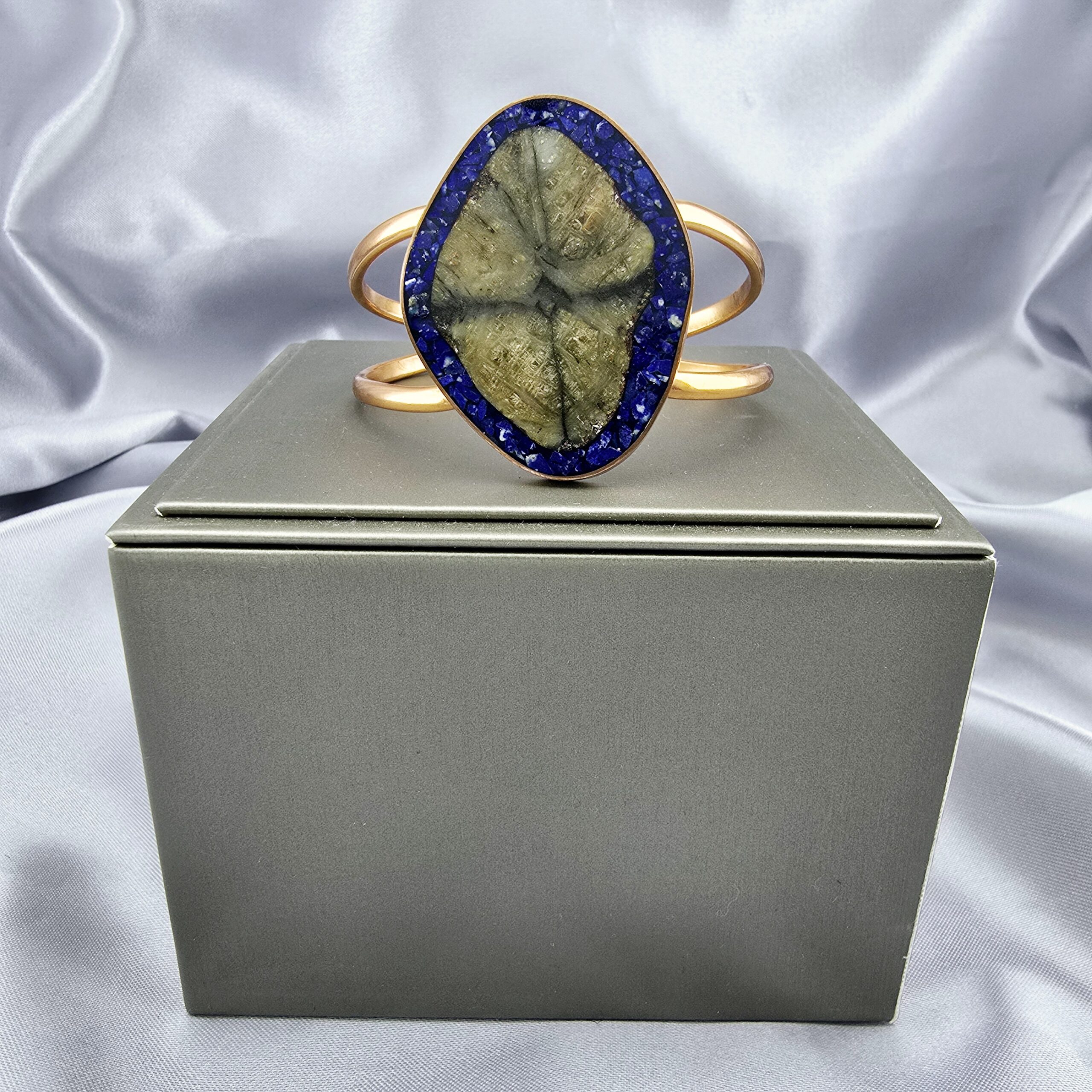 Esclava de Cobre con Piedra Cruz y Mosaico Lapislázuli - Imagen 2