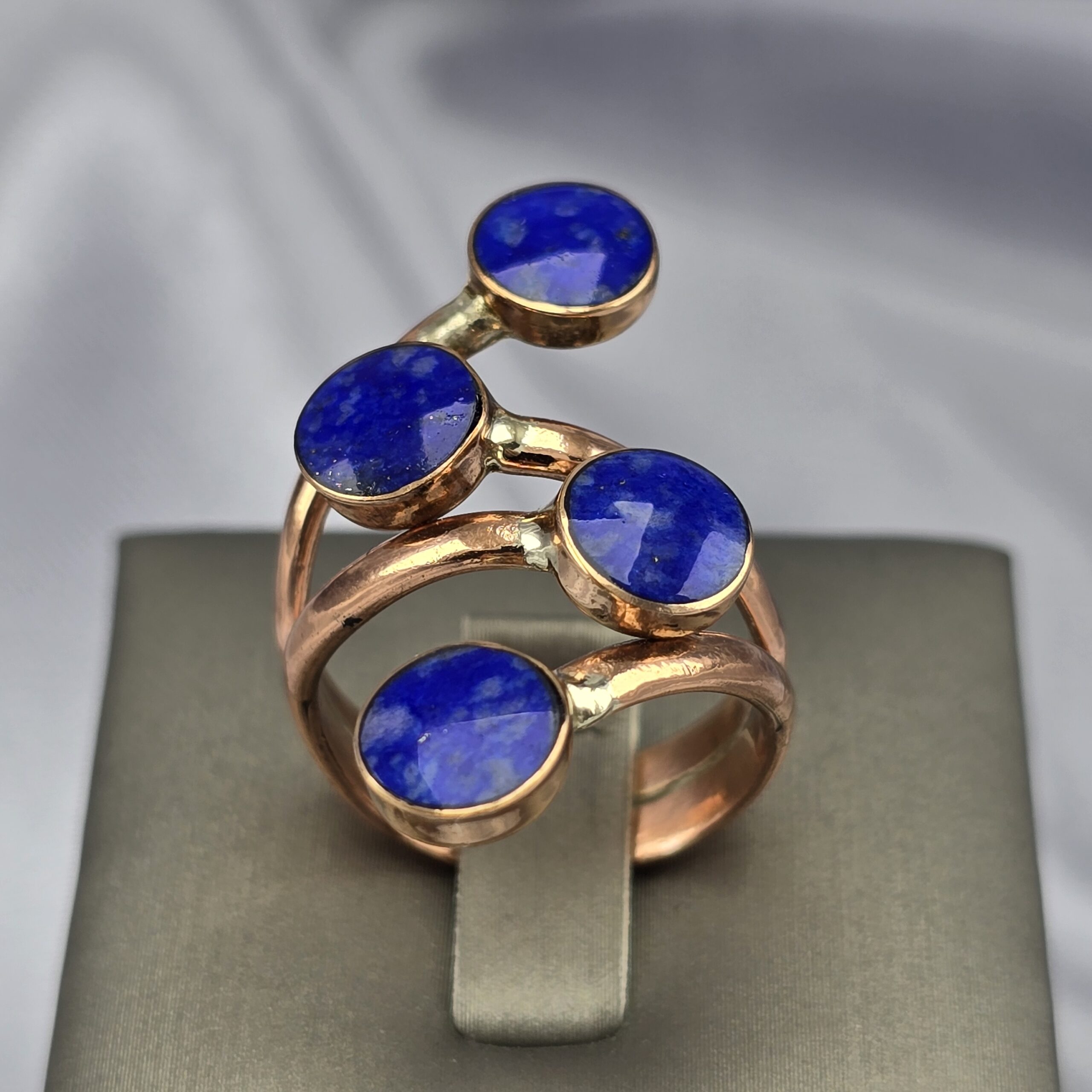 Anillo de Cobre con Lapislázuli – Diseño de 4 Ramas - Imagen 3