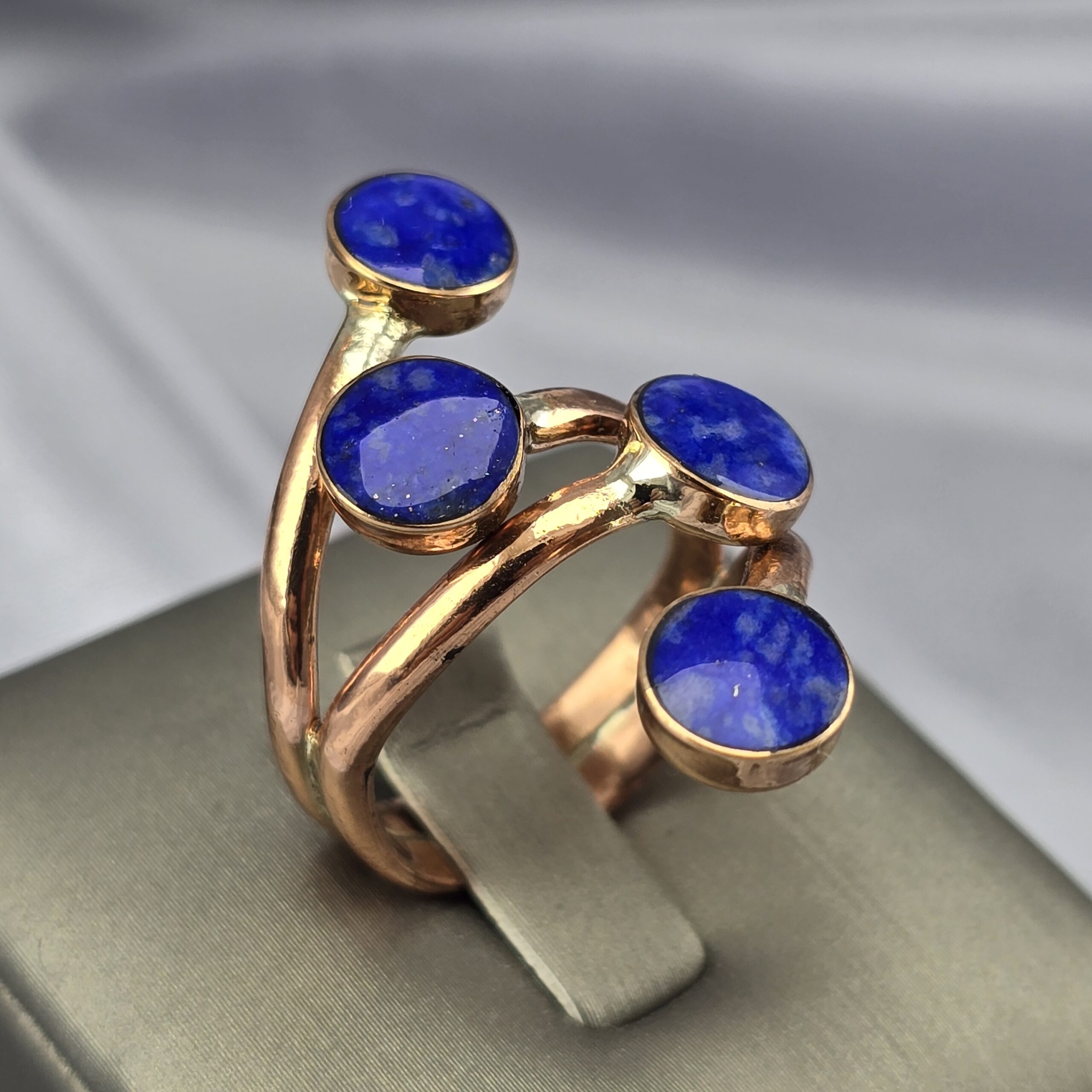 Anillo de Cobre con Lapislázuli – Diseño de 4 Ramas - Imagen 2