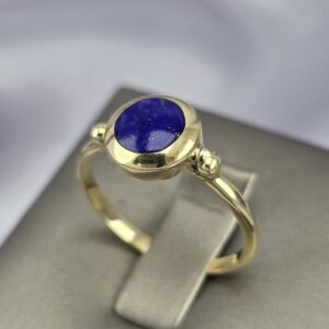 Anillo Solitario Real: Lapislázuli en Montura de Oro 18k