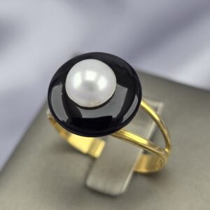 Anillo Eclipse: Perla Natural y Obsidiana en Oro Amarillo 18k