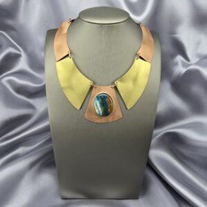 Gala Ancestral: Collar Pechera en Cobre, Bronce y Gema Natural