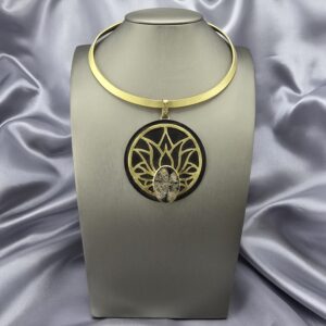 Gargantilla Lotus: Bronce Esculpido y Piedra Natural en Diseño de Autor