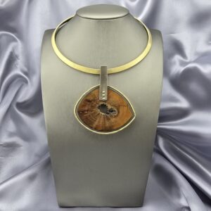 Gargantilla Raíz: Arte en Bronce Esculpido y Madera Milenaria