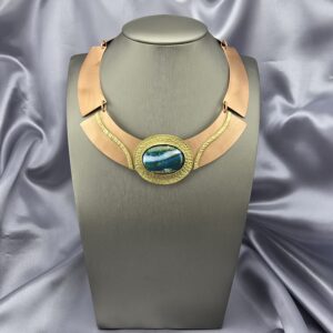 Gargantilla Horizonte: Cobre Esculpido, Bronce y Gema Natural