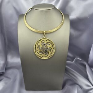 Gargantilla Mandala Solar: Bronce Calado y Piedra Natural de Veta Única