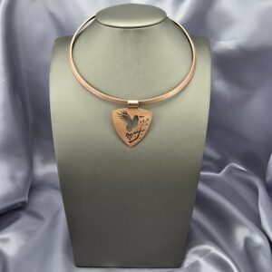 Collar Escudo Real: Cobre Satinado y Diseño de Autor Calado