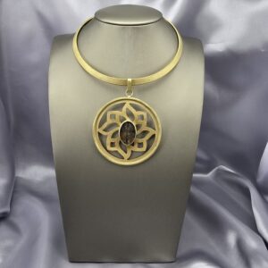 Collar Mandala Essential: Bronce Satinado y Gema Ahumada