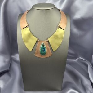 Collar Dualidad: Cobre, Bronce y Gema Esmeralda
