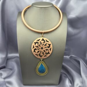 Collar Soberanía: Fusión de Metales y Gema