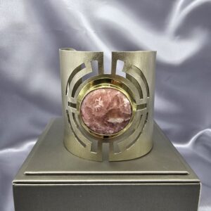 Brazalete Éter: Bronce Arquitectónico y Cuarzo Rosa