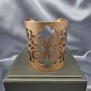 Brazalete Versalles: Cobre Satinado y Calado de Autor