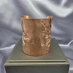 Brazalete Origen: Cobre Satinado y Calado Orgánico