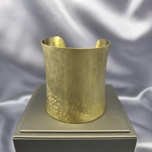Brazalete Soberano: Escultura en Bronce Labrado