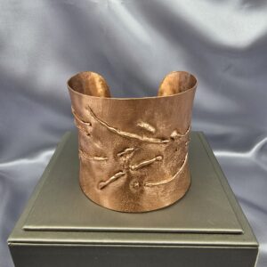 Brazalete Prisma: Cobre Satinado y Calado Rítmico