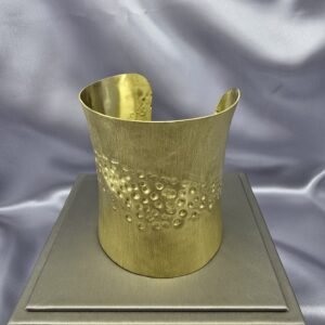 Brazalete Constelación: Bronce Rígido y Calado Geométrico