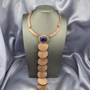 Collar Cascada Orbital: Cobre Esculpido y Lapislázuli Real