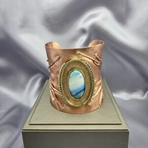 Brazalete Sarmiento de Mar: Cobre, Bronce y Piedra Natural