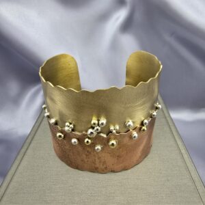 Brazalete Duna y Metal: Fusión de Cobre y Bronce