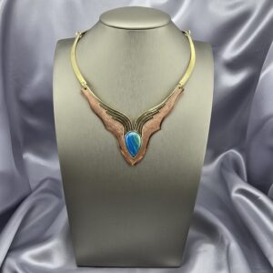 Collar Vuelo Andino: Cobre, Bronce y Gema del Sur