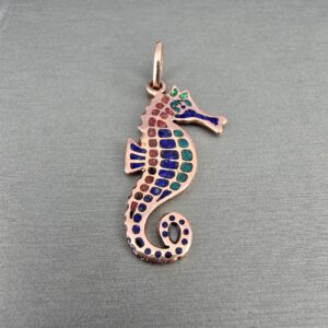 Dije Caballito de mar: Cobre Martillado y Gemas de Mar