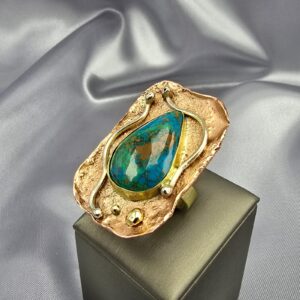 Anillo Raíz: Cobre Martillado y Gema Natural