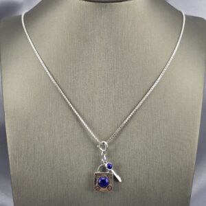 Collar de Plata con Dije de Candado y Llave en Lapislázuli