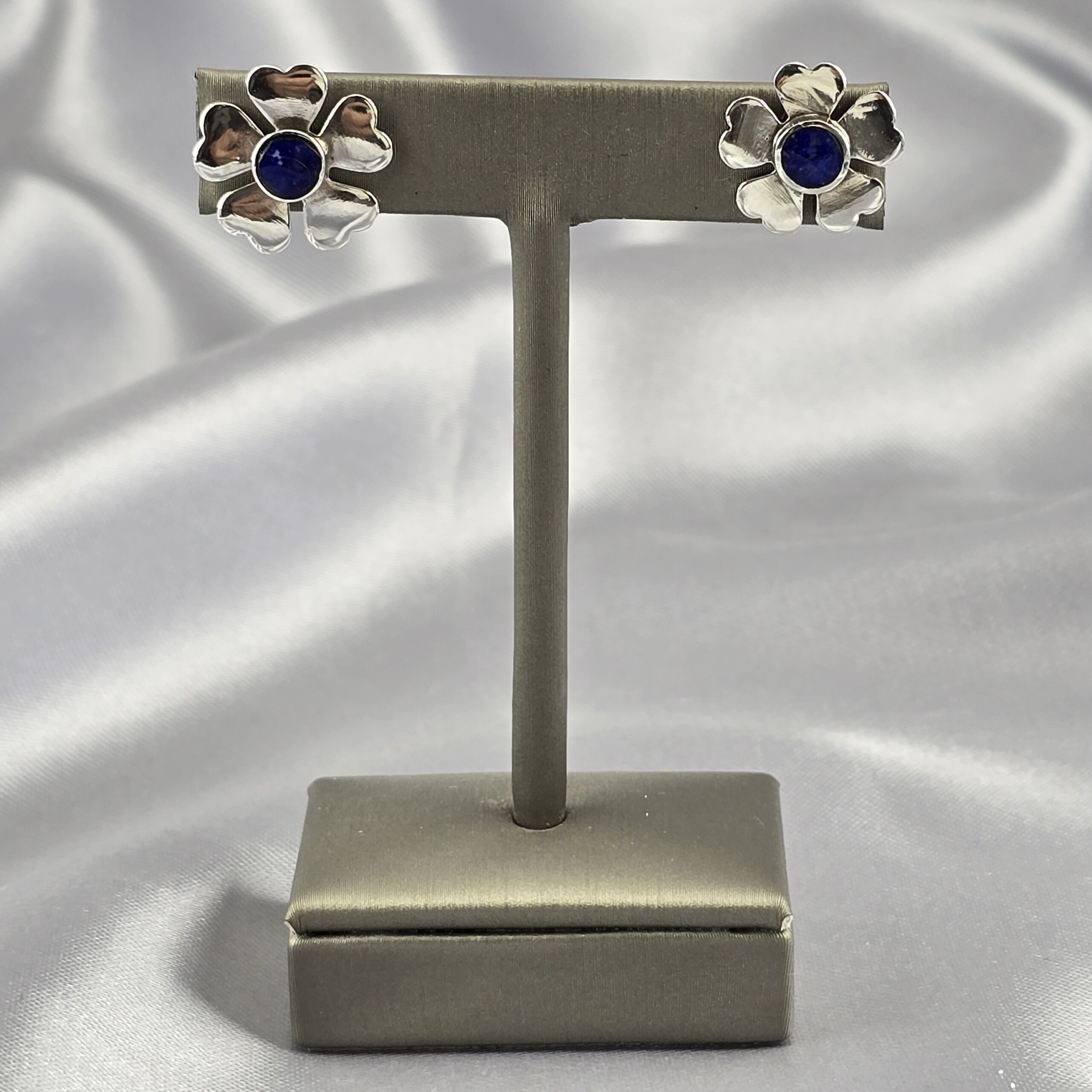 Título: Aros de Botón Diseño Flor en Lapislázuli y Plata