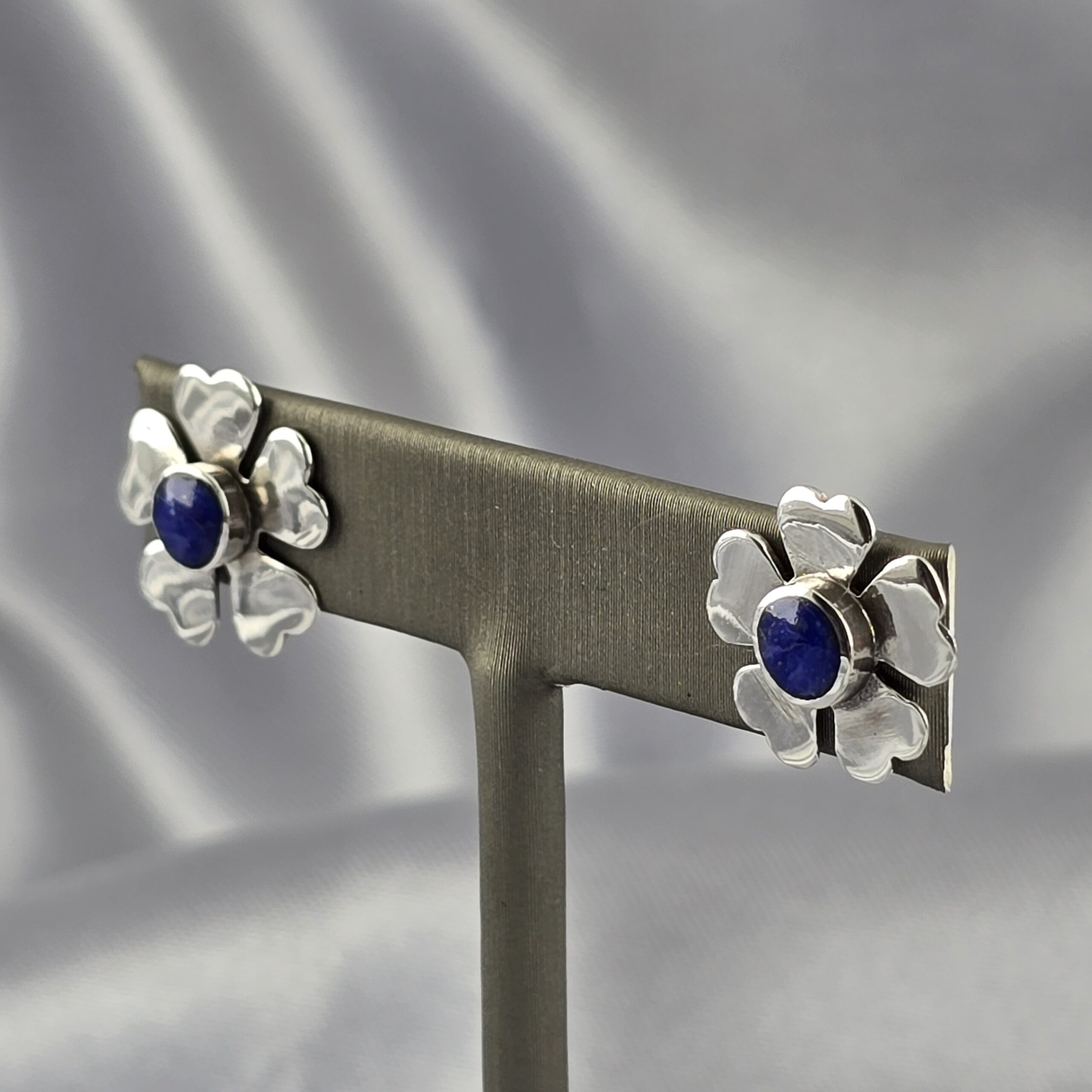 Título: Aros de Botón Diseño Flor en Lapislázuli y Plata - Imagen 2